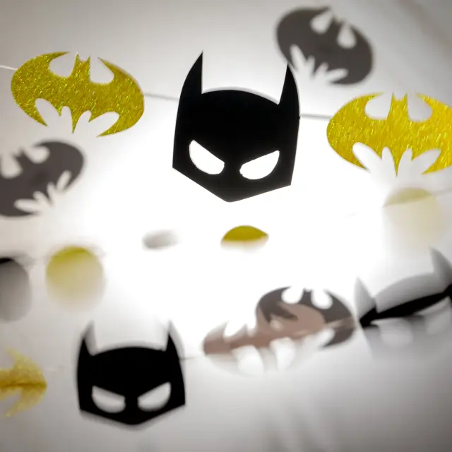 Cómo hacer una guirnalda de papel para fiesta de Batman