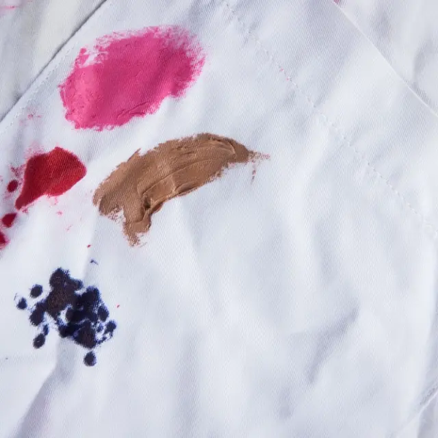 Validación uno escena Aprende cómo eliminar manchas de tinte de la ropa