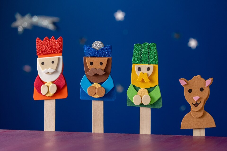  Manualidades fáciles  Cómo hacer figuras de Reyes Magos con fomi y palitos de madera