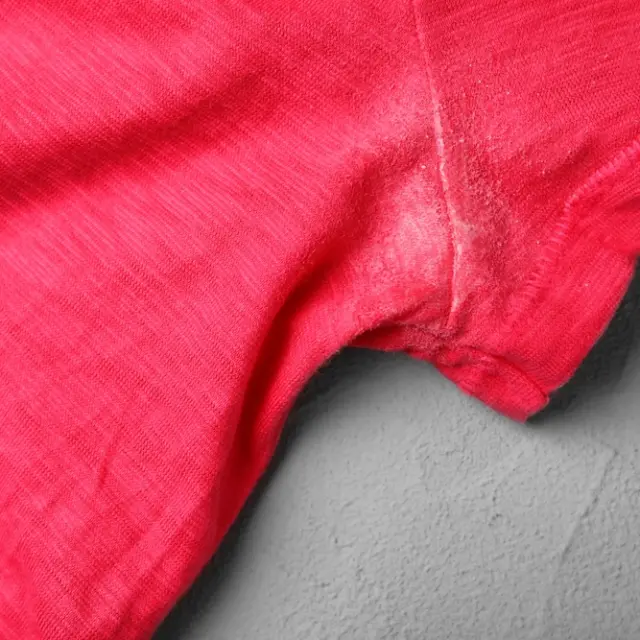 Cómo quitar manchas de sudor de la zona de las axilas de la ropa