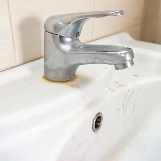 Equipar Tener un picnic vértice Limpieza del baño: cómo quitar el círculo de sarro del lavabo
