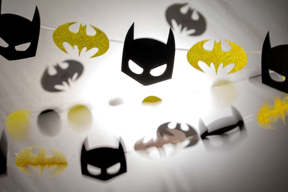 Cómo hacer una guirnalda de papel para fiesta de Batman
