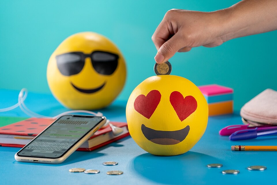 Manualidades para niños cómo hacer una alcancía de Emoji