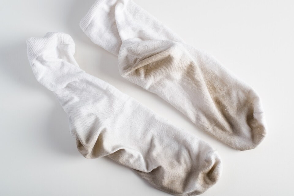 Oblicuo jurar en general Cómo blanquear calcetines en 3 pasos