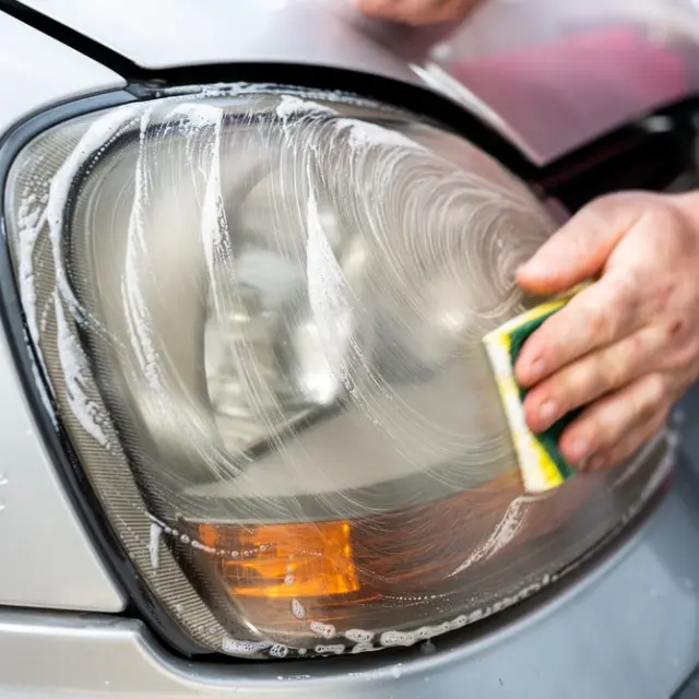 Cómo pulir los faros del coche: ¿pasta de dientes, bicarbonato o productos especiales?