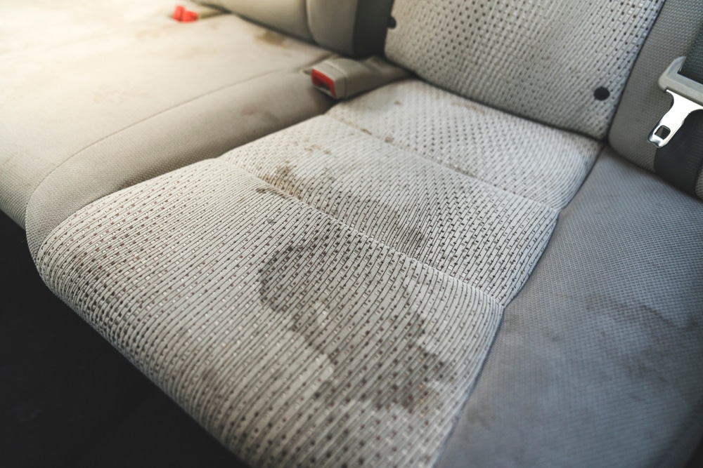 Cómo limpiar los asientos del carro y quitar manchas