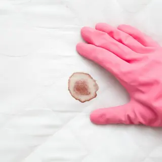 Cómo quitar manchas de sangre de sábanas