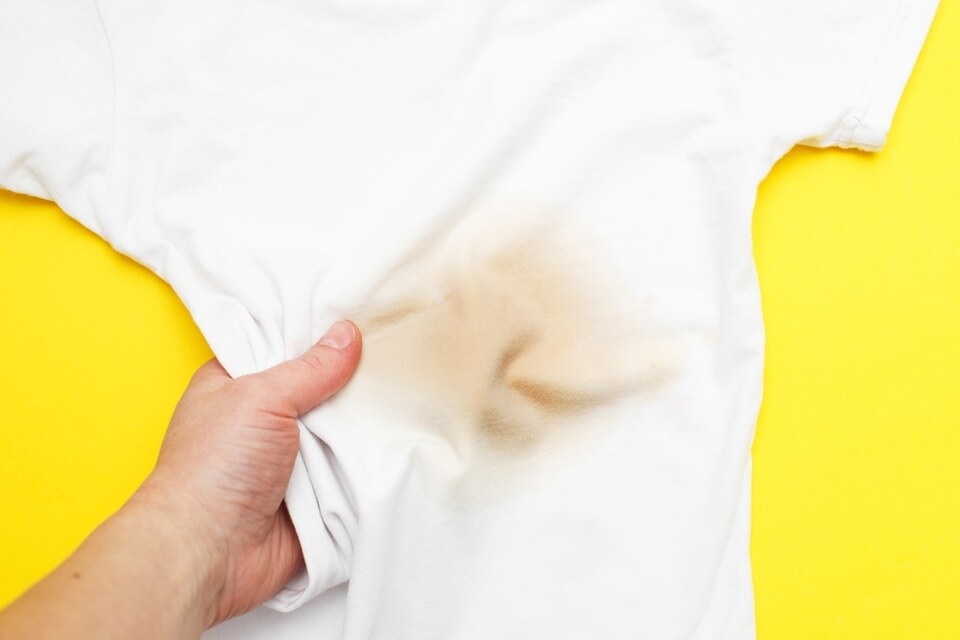 Qué hacer para eliminar manchas de bloqueador de la ropa