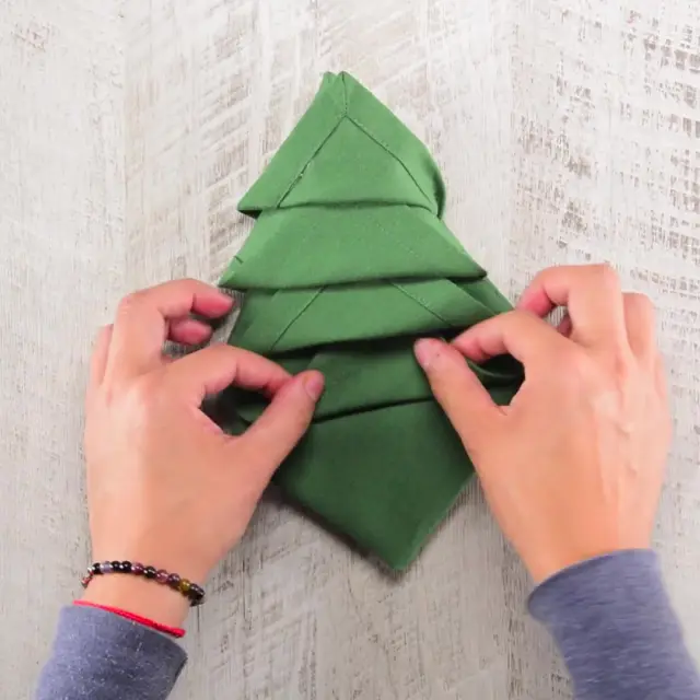 Cómo doblar servilletas en forma de árbol de Navidad